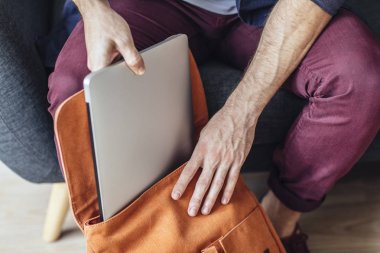 Adam koyarak Laptop sırt çantası