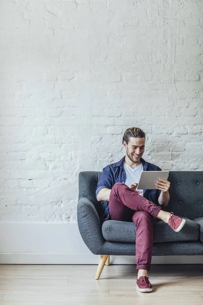 Mann liest auf Tablet — Stockfoto