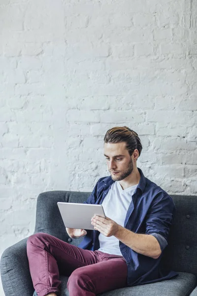 Man Reading on Tablet — Stock Photo, Image