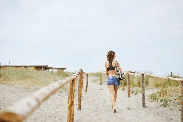 Nő megy a beach — Stock Fotó