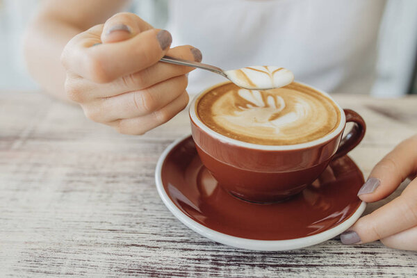 Женщина наслаждается кофе
