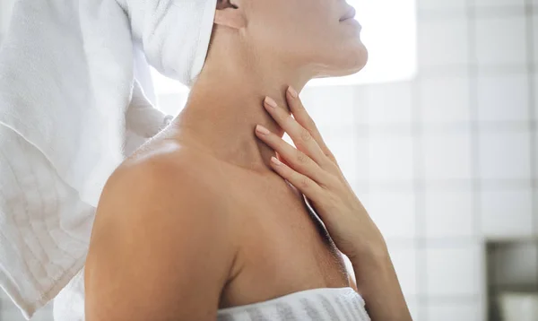 Woman Touching Her Neck — Stock Photo, Image