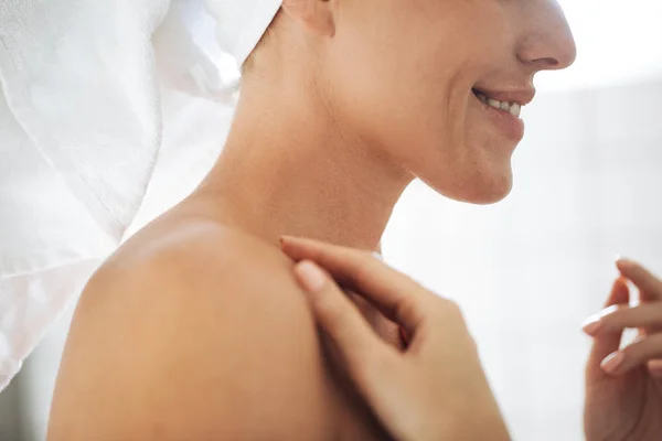 Mujer tocando su piel — Foto de Stock