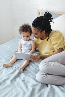 Anne ve çocuk Tablet kullanma