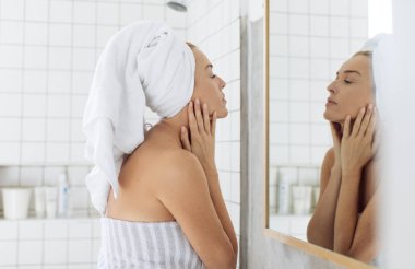 Kadın kendini banyo aynaya bakıyorum