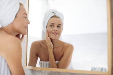 Kadın kendini banyo aynaya bakıyorum