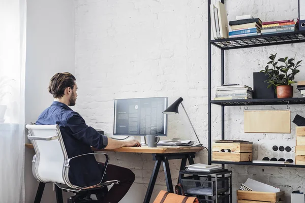 Homem leitura no computador — Fotografia de Stock