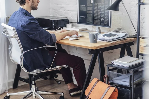 Uomo d'affari che lavora al computer — Foto Stock