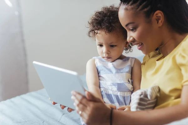 Moeder en kind met behulp van Tablet PC — Stockfoto