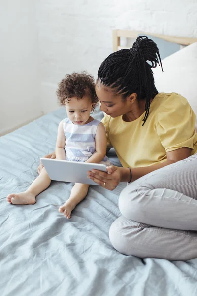 Μητέρα και παιδί χρησιμοποιώντας Tablet — Φωτογραφία Αρχείου