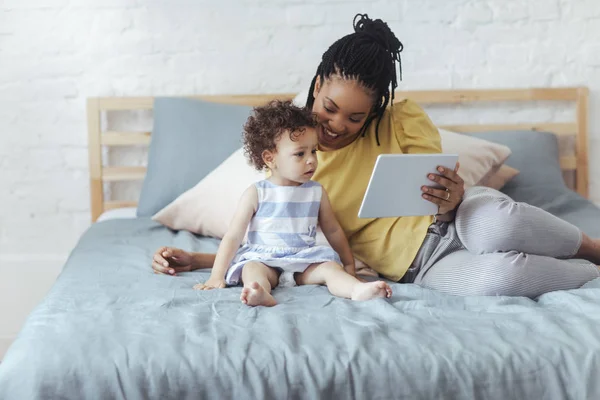 Mère et enfant utilisant la tablette — Photo