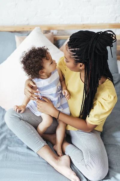 Moeder haar baby knuffelen — Stockfoto