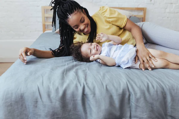 Madre coccolando suo figlio — Foto Stock