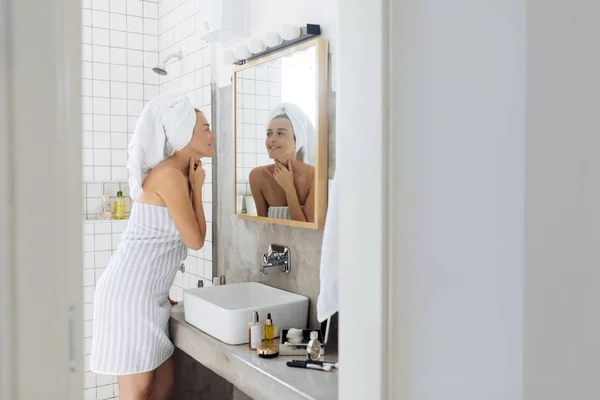 女人在浴室的镜子看自己 — 图库照片