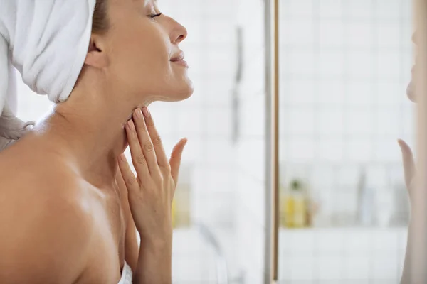 Mujer tocándose el cuello — Foto de Stock