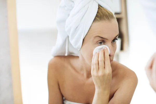 Nő tisztítja az arcát — Stock Fotó