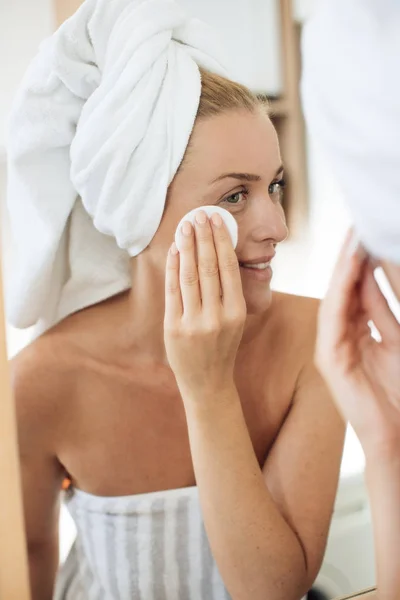 Mujer limpiando su cara — Foto de Stock