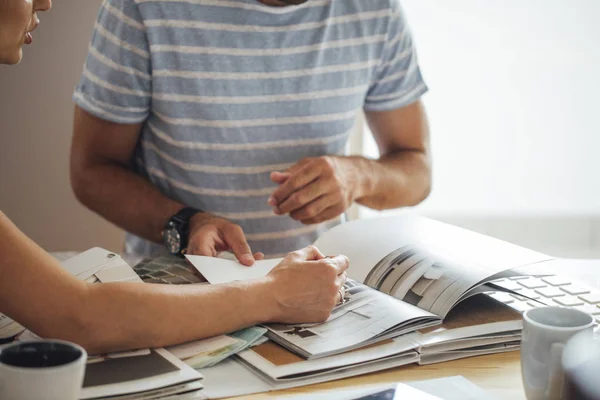 Par läsa tidningen — Stockfoto