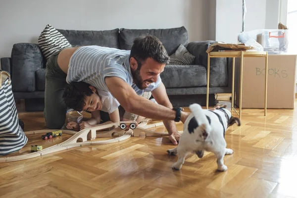 Padre e figlio giocare con cane — Foto Stock