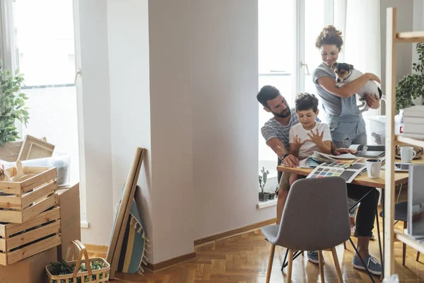 Familie zieht in neues Zuhause — Stockfoto