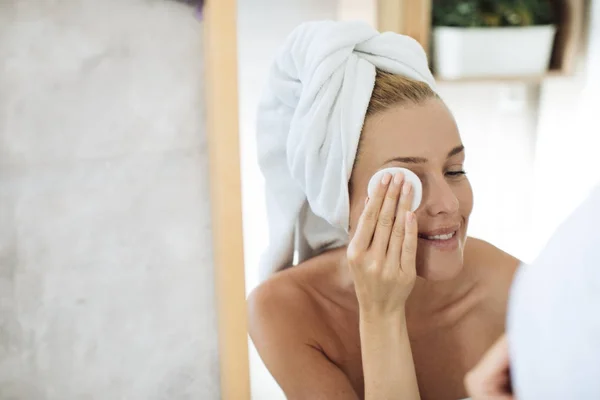 Mujer limpiando su cara — Foto de Stock