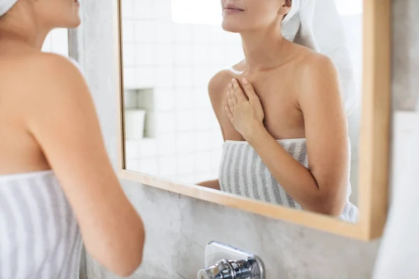Mulher aplicando cosméticos de cuidados com a pele — Fotografia de Stock