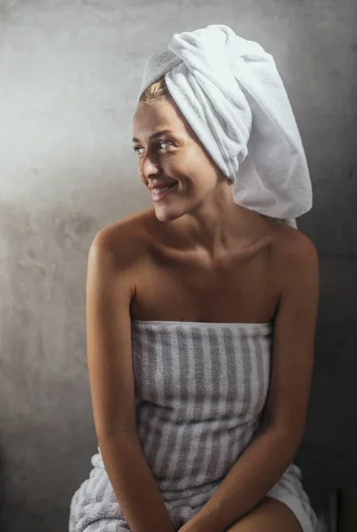 Retrato da mulher após o banho — Fotografia de Stock