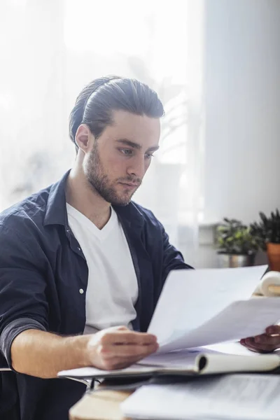 Homme d'affaires travaillant au bureau — Photo