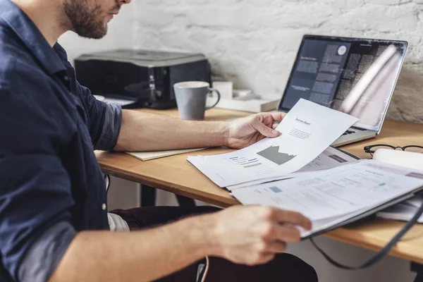 Geschäftsmann arbeitet im Büro — Stockfoto