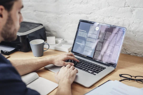 Man werkt op laptop — Stockfoto