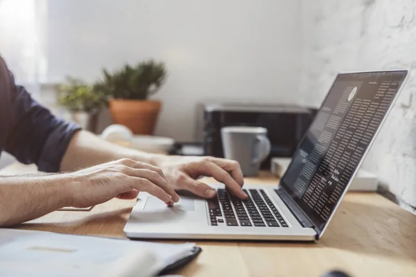 Mann arbeitet am Laptop — Stockfoto