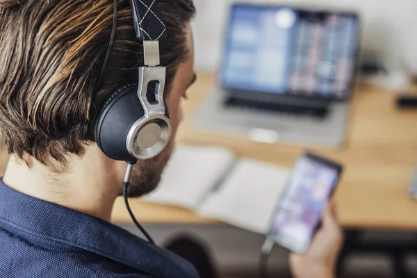 Homem ouvindo música — Fotografia de Stock