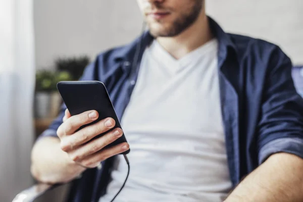 Homme utilisant un téléphone portable — Photo