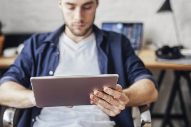 işadamı tablet kullanma