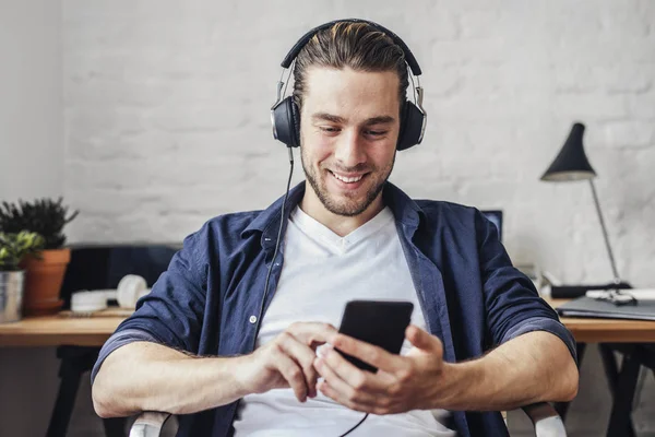 Hombre escuchando música —  Fotos de Stock