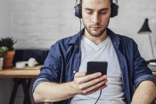 Müzik dinleyen adam.