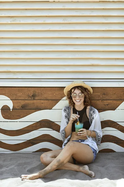 Plaj barındaki kadın.