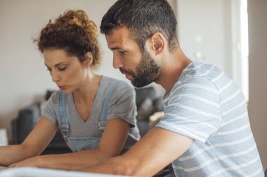 Genç çift birlikte oturuyor.