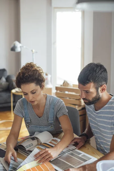 Ehepaar plant Wohnungsrenovierung — Stockfoto