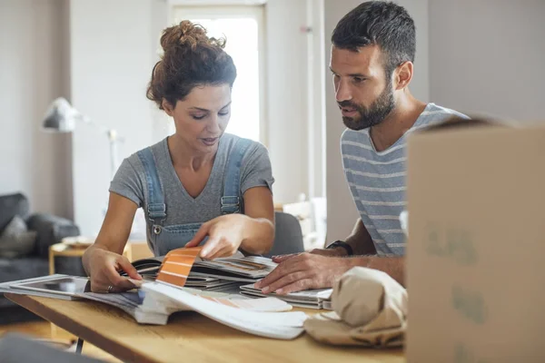 Planificación de la pareja Inicio Renovación — Foto de Stock