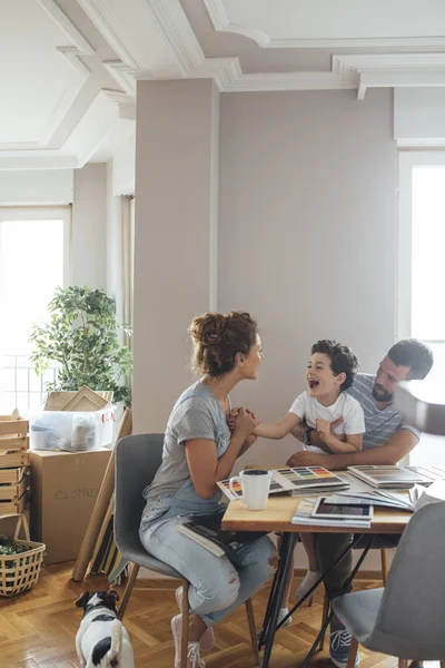 Familienplanung Wohnungsrenovierung — Stockfoto