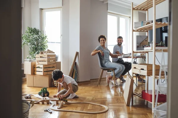 Eltern schauen auf ihr Kind — Stockfoto