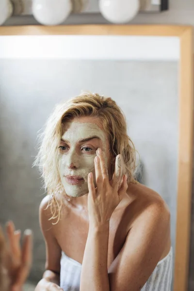 Woman Applying Face Mask — Stock Photo, Image