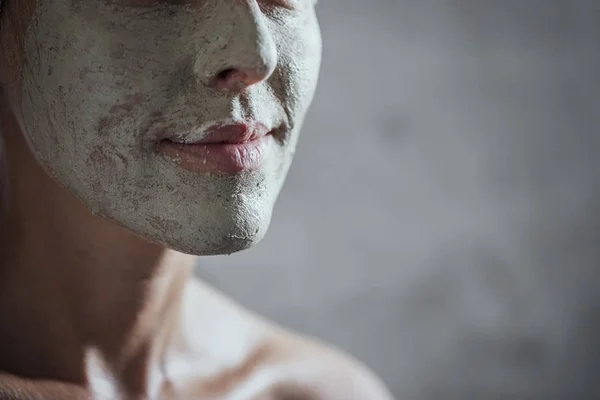 Vrouw met gezichtsmasker — Stockfoto