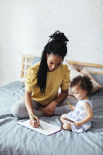 Moeder en kind tekenen — Stockfoto