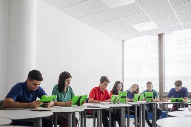 Teknoloji kullanan öğrenciler