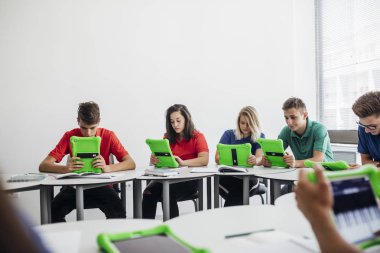 Teknoloji kullanan öğrenciler
