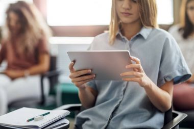 Kız öğrenci okuma Tablet