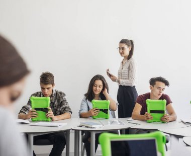 Öğretmen ve öğrencilerin tabletleri Modern sınıf kullanarak