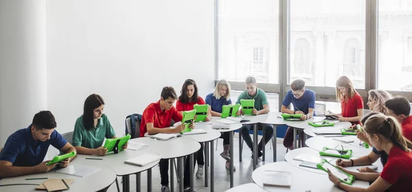 Studenten met behulp van technologie — Stockfoto